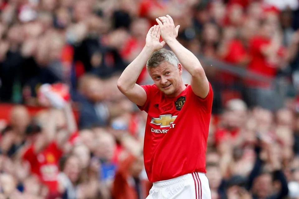 MASIH BERBISA: Pengurus United, Solksjaer, menunjukkan kebolehannya menjaringkan gol setelah membantu pasukan lagenda United menewaskan Bayern perlawanan amal di Old Trafford kelmarin. - Foto REUTERS