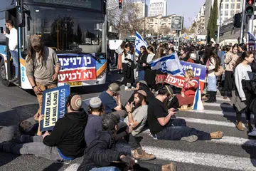 Penunjuk perasaan Israel menyekat jalan raya semasa protes terhadap perjanjian gencatan senjata dengan Hamas di Baitulmakdis pada 16 Januari 2025.