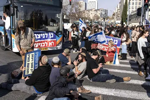 Penunjuk perasaan Israel menyekat jalan raya semasa protes terhadap perjanjian gencatan senjata dengan Hamas di Baitulmakdis pada 16 Januari 2025.