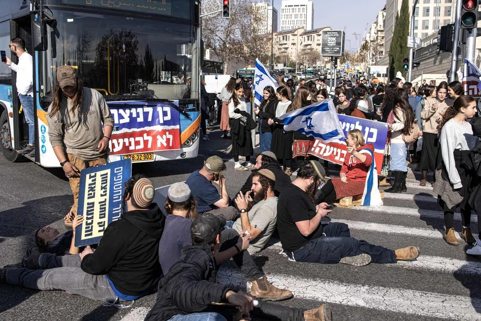 Penunjuk perasaan Israel menyekat jalan raya semasa protes terhadap perjanjian gencatan senjata dengan Hamas di Baitulmakdis pada 16 Januari 2025.