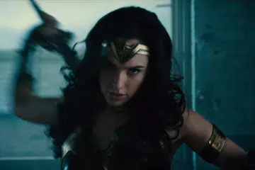 TAMBAH BERAT BADAN: Gal Gadot kini menyukai tubuhnya yang lebih berisi dan berotot selepas beliau mula angkat berat bagi mendukung watak Wonder Woman. - Foto AFP