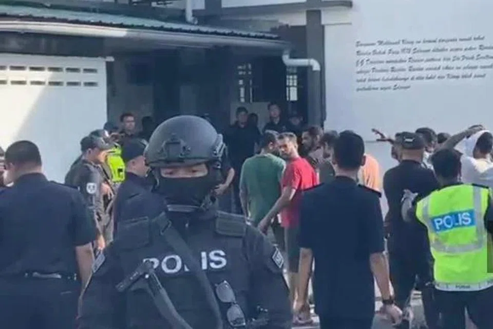 Keadaan di Mahkamah Sesyen Klang, Selangor, pada 29 Mei, ketika 20 anggota kumpulan kongsi gelap dan jenayah terancang dibawa untuk didakwa.