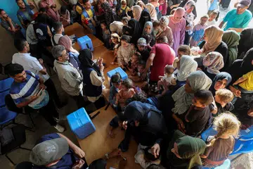 Penduduk Palestin berkumpul untuk mendapatkan vaksinasi polio, di pusat penjagaan kesihatan Pertubuhan Bangsa-Bangsa Bersatu di Deir Al-Balah di tengah Jaluran Gaza, pada 1 September. 