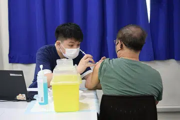 Menteri Kesihatan Encik Ong Ye Kung, menekankan gesaannya agar mereka yang lemah dan terdedah mendapatkan suntikan vaksin tambahan.