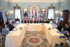 Setiausaha Negara AS, Encik Marco Rubio (tengah), dalam mesyuarat bersama Duta Lebanon ke Amerika, Cik Nada Hamadeh Moawad (dua dari kanan), dan Duta Israel ke Amerika Syarikat, Encik Yechiel Leiter (dua dari kiri), di Jabatan Negara di Washington, DC, pada 14 April 2026. 