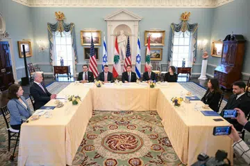 Setiausaha Negara AS, Encik Marco Rubio (tengah), dalam mesyuarat bersama Duta Lebanon ke Amerika, Cik Nada Hamadeh Moawad (dua dari kanan), dan Duta Israel ke Amerika Syarikat, Encik Yechiel Leiter (dua dari kiri), di Jabatan Negara di Washington, DC, pada 14 April 2026. 