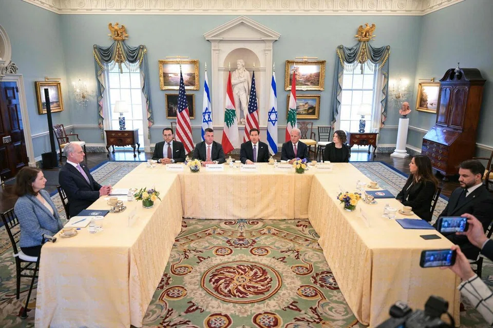 Setiausaha Negara AS, Encik Marco Rubio (tengah), dalam mesyuarat bersama Duta Lebanon ke Amerika, Cik Nada Hamadeh Moawad (dua dari kanan), dan Duta Israel ke Amerika Syarikat, Encik Yechiel Leiter (dua dari kiri), di Jabatan Negara di Washington, DC, pada 14 April 2026. 