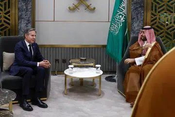 Setiausaha Negara Amerika, Encik Antony Blinken (kiri), berbincang dengan pemimpin Arab Saudi, Putera Mahkota Mohammed bin Salman, di Jeddah, dalam rangka jelajah terbarunya ke Timur Tengah.
