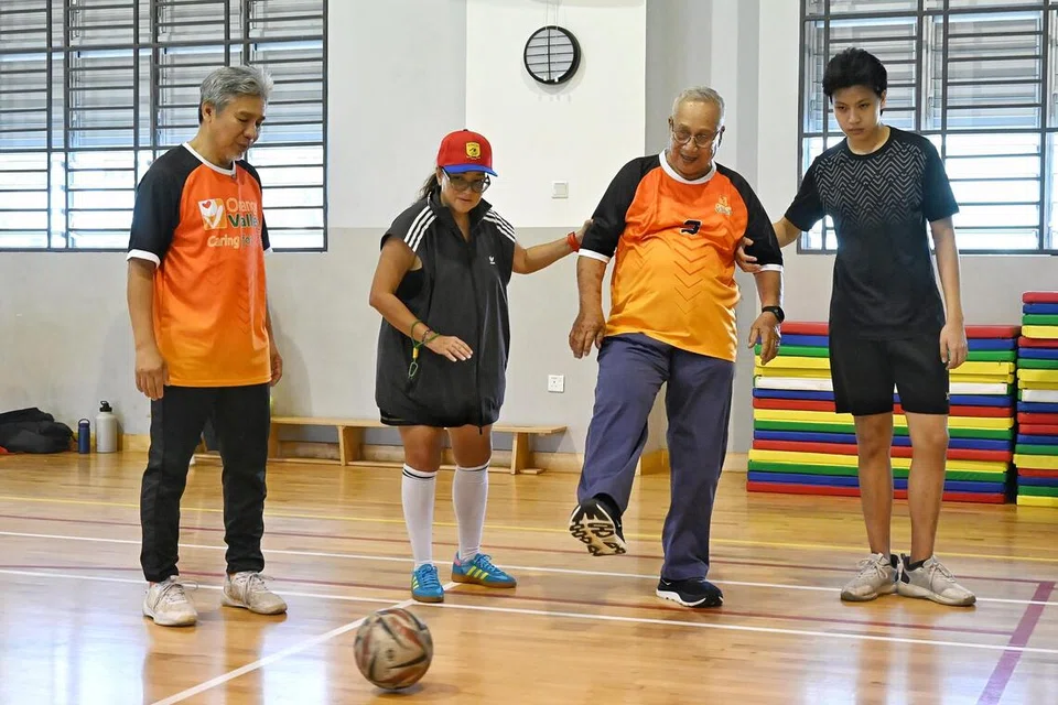 walking football, warga emas aktif, kesunyian warga emas