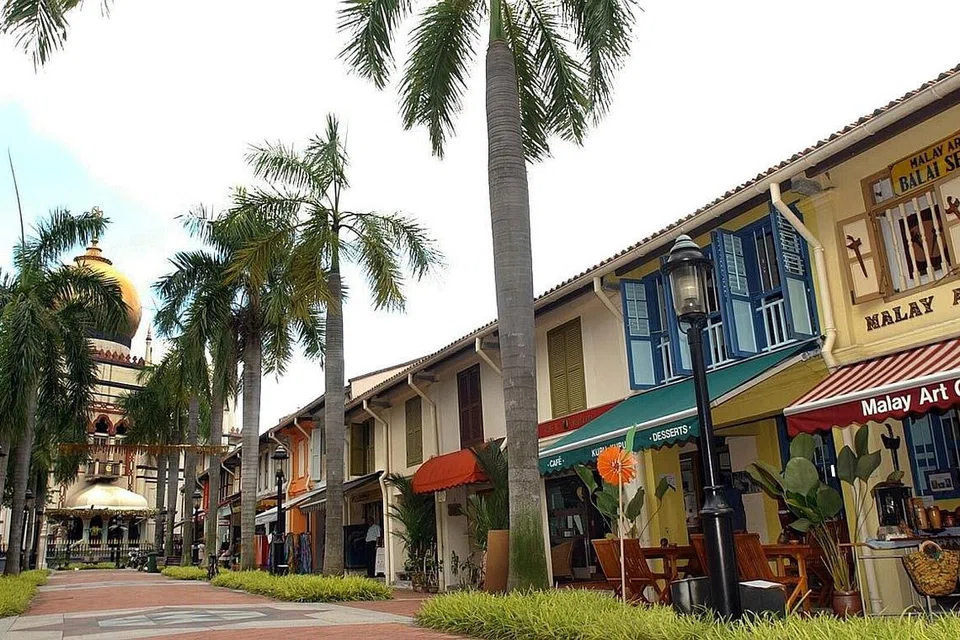 DAYA TARIKAN: Gambar atas - Kawasan Kampong Glam menarik perhatian peniaga kerana kedudukannya yang strategik meskipun harga sewa meningkat. - Foto fail 