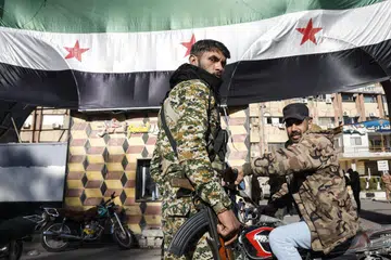 Anggota tentera melakukan rondaaan di Daraa, Syria, pada 17 Disember  sedang penduduk di selatan Syria menyuarakan kebimbangan terhadap kemungkinan pencerobohan tentera Israel sejak kejatuhan rejim Bashar al-Assad, di kawasan yang kebanyakannya dikawal oleh militia awam.