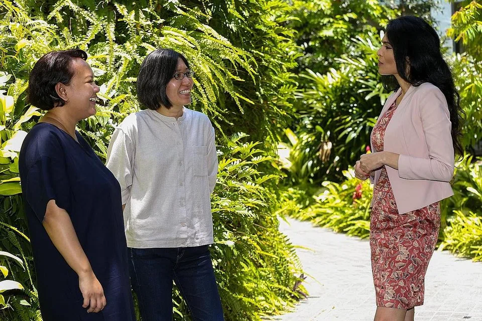 SOKONGAN TAMBAHAN DIPERLUKAN: (Dari kiri) Cik Dalilah Lattif, ibu bayi berusia lima bulan; Cik Lim Hui Chern, seorang relawan; dan Dr Shefaly Shorey, penolong profesor di Pusat Alice Lee bagi Pengajian Kejururawatan di NUS. - Foto BH oleh YONG LI XUAN.