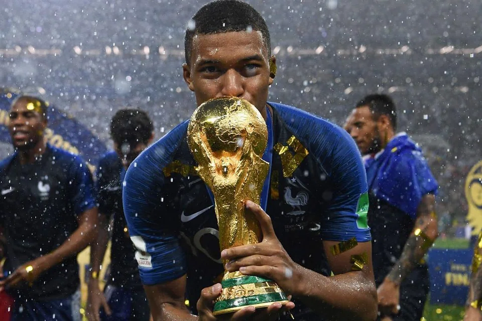 TERBAIK DUNIA: Mahkota Piala Dunia dimenangi Perancis dengan pemain muda, Kylian Mbappe (atas), diiktiraf sebagai Pemain Muda Terbaik kejohanan anjuran Russia itu. - Foto AFP