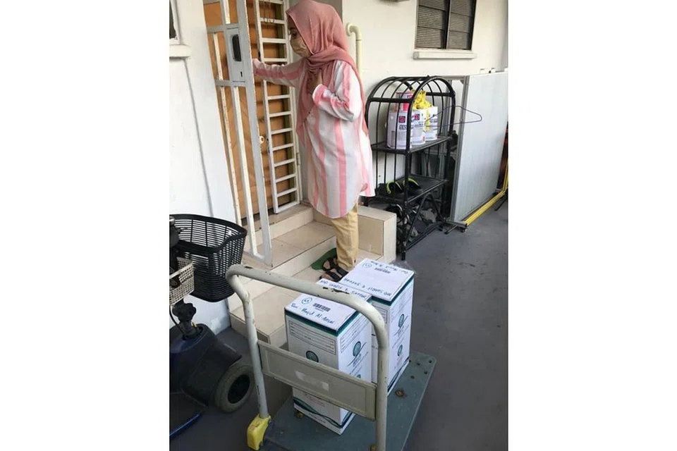 SUMBANG TENAGA: Sukarelawan Masjid Al-Ansar menyumbang tenaga - termasuk dalam pandemik Covid-19 - mengagih barang makanan kepada keluarga memerlukan. - Foto-foto MASJID AL-ANSAR