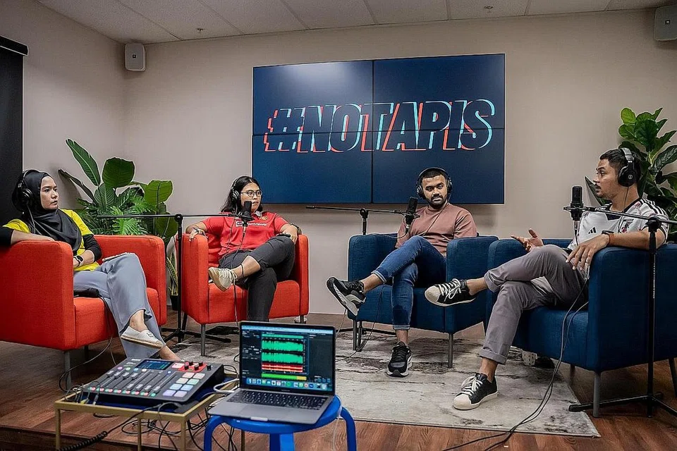 BORAK BOLA: Rakaman podcast #NoTapis Extra Time yang dihoskan (dari kiri) Editor Podcast BH/BM, Shahida Sarhid, bersama wartawan sukan Zulaiqah Abdul Rahim, disertai tetamu undangan, kapten Tanjong Pagar United, Faritz Hameed, dan penolong jurulatih Geylang International, Syed Azmir. - Foto BH oleh NUR DIYANA TAHA