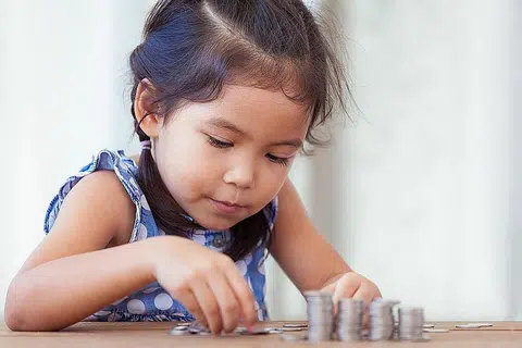 BERJIMAT CERMAT: Sebagai ibu bapa, anda perlu menanamkan sikap cermat berbelanja dan mendidik anak-anak sejak kecil lagi agar mereka terbiasa berhemat sehingga dewasa. - Foto ISTOCKPHOTO
