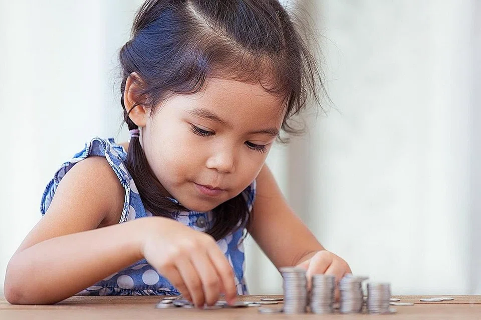 BERJIMAT CERMAT: Sebagai ibu bapa, anda perlu menanamkan sikap cermat berbelanja dan mendidik anak-anak sejak kecil lagi agar mereka terbiasa berhemat sehingga dewasa. - Foto ISTOCKPHOTO