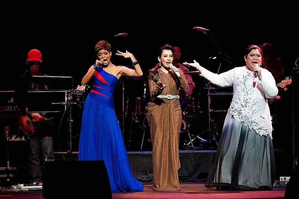 KONSERT: (dari kanan) Adibah Noor beraksi dengan Misha Omar dan Jaclyn Victor - dalam Konsert 3 Permata persembahan Esplanade Teater Di Pesisiran pada November 2012.