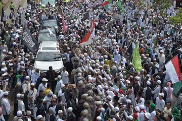 Anggota Front Pembela Islam (FPI) berarak ke ibu pejabat polis semasa bantahan di Jakarta pada 23 Jan 2017. 