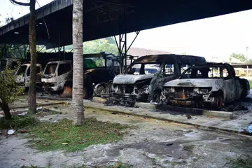 Kenderaan yang hangus di pejabat Pertubuhan Pentadbiran Daerah Kecil Bongor di daerah Ra-ngae, wilayah Narathiwat, selatan Thailand, pada 23 Ogos 2026, selepas puluhan serangan terancang menggunakan bom dan perbuatan membakar berlaku di tiga wilayah selatan negara itu. Sebanyak 51 serangan dilaporkan di Narathiwat, Pattani dan Yala pada malam 22 Ogos, menyebabkan sekurang-kurangnya tiga orang cedera serta merosakkan bangunan pemerintah dan kemudahan awam.