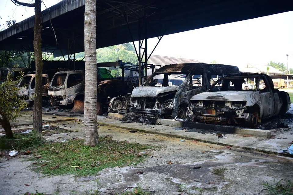 Kenderaan yang hangus di pejabat Pertubuhan Pentadbiran Daerah Kecil Bongor di daerah Ra-ngae, wilayah Narathiwat, selatan Thailand, pada 23 Ogos 2026, selepas puluhan serangan terancang menggunakan bom dan perbuatan membakar berlaku di tiga wilayah selatan negara itu. Sebanyak 51 serangan dilaporkan di Narathiwat, Pattani dan Yala pada malam 22 Ogos, menyebabkan sekurang-kurangnya tiga orang cedera serta merosakkan bangunan pemerintah dan kemudahan awam.