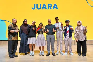 Kemenangan Sekolah Menengah Bedok South pada Kem Wartawan Muda Gen G, anjuran Berita Harian, diraikan (dari kiri) Timbalan Pengarah, Cawangan Bahasa Ibunda, Kementerian Pendidikan (MOE), Encik Zaflin Abdul Hamid; guru Bahasa Melayu Sekolah Menengah Bedok South, Cik Nadia Lamri; pelajarnya, Nur Syaniyyah Insyirah Muhammad Iskandar Dzulkarnain; Aisha Mohammed Rafique; tetamu terhormat, Setiausaha Parlimen Kanan (Pendidikan merangkap Pembangunan Negara), Dr Syed Harun Alhabsyi; Syed Yusuf Alhadad; Zahin Zafir Azhar; dan Editor Audiens dan Perkembangan Berita Harian, Cik Norhaiza Hashim.
