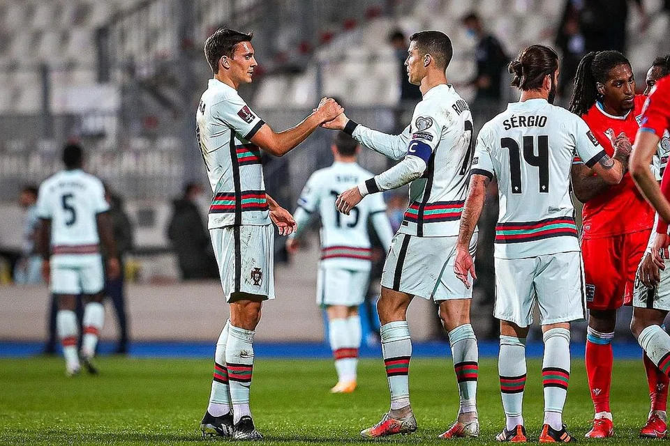 BANTU KEMENANGAN: Pemain Portugal, Joao Palhinha (kiri) dan Cristiano Ronaldo meraikan kemenangan mengatasi Luxembourg dekat Stadium Josy Barthel Stadium, Luxembourg. - Foto EPA-EFE