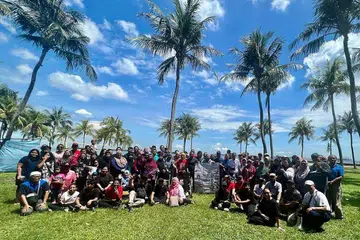 ERAT SILATURAHIM: Bekas penduduk Kampong Wak Kassim gembira dapat bertemu semula antara satu sama lain ketika perjumpaan yang diadakan buat julung kalinya sejak mereka berpindah dari kampung itu sekitar 30 tahun yang lalu. - Foto-foto BM oleh FAKHRURADZI ISMAIL