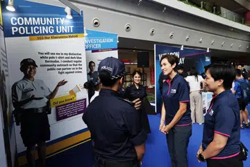 Menteri Perhubungan dan Penerangan merangkap Menteri Kedua Ehwal Dalam Negeri, Cik Josephine Teo, mengunjungi pameran sempena acara ‘75 Tahun Wanita dalam Kerjaya Polis’ di The Star Vista pada 13 April. (Gambar sisipan) Cik Zuraidah Abdullah.