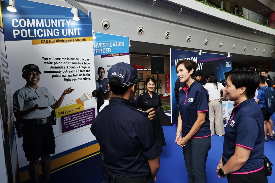 Menteri Perhubungan dan Penerangan merangkap Menteri Kedua Ehwal Dalam Negeri, Cik Josephine Teo, mengunjungi pameran sempena acara ‘75 Tahun Wanita dalam Kerjaya Polis’ di The Star Vista pada 13 April. (Gambar sisipan) Cik Zuraidah Abdullah.