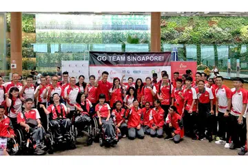 SELAMAT BERJUANG!: Atlit Singapura serta para pegawai bergambar bersama semasa berkumpul di Lapangan Terbang Changi semalam sebelum berlepas ke Dubai bagi mengambil bahagian dalam temasya AYPG. Bersama mengucapkan selamat jalan kepada rombongan Team Singapore ialah Encik Baey (11 dari kanan, barisan kedua). - Foto SDSC