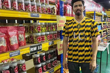 IDEA KREATIF: Usahawan muda, Encik Muhammad Farhan Abd Samad, merealisasikan impiannya dengan mendirikan kilang pengeluaran coklatnya di tepi sawah di Sungai Besar, Selangor.