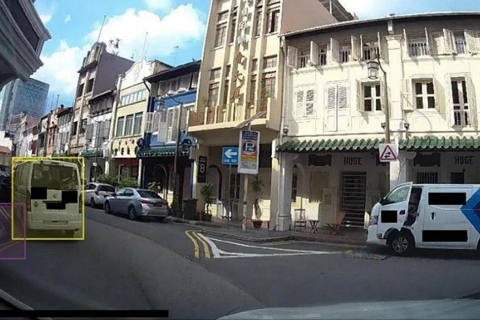 KAMERA PENGESAN: Kenderaan yang diletak di jalan raya dengan garisan kuning berganda seperti ini antara kesalahan yang diharap dapat dirakamkan oleh URA menerusi projek percubaan yang akan dijalankan selama enam bulan. - Foto URA