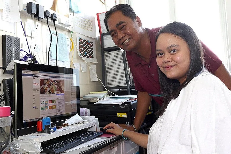 PERNIAGAAN RANCAK: Pengarah Aspirasi Food Galore & Catering, Encik Zainuddin Sajat, kelihatan bersama anaknya, Cik Nur'ain, menerima banyak tempahan makanan untuk tamu daripada orang muda dan juga syarikat sempena Raya tahun ini. - Foto fail