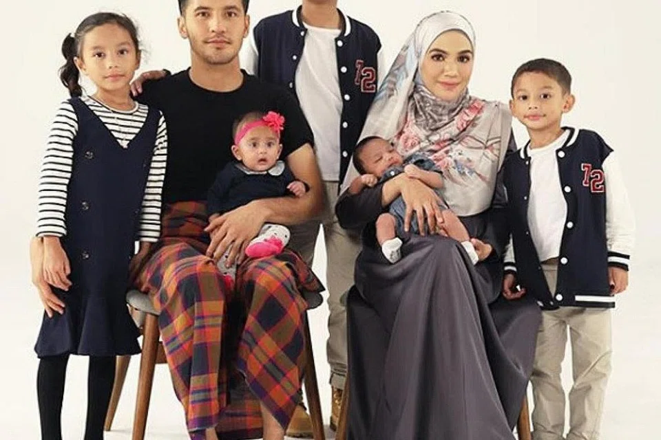 KELUARGA BESAR: Aliff Syukri mengambil dua anak angkat bernama Ameena dan Qayyum. Isterinya, Datin Shahida juga kini sedang hamil anak keempat. - Foto ihsan ALIFF SYUKRI