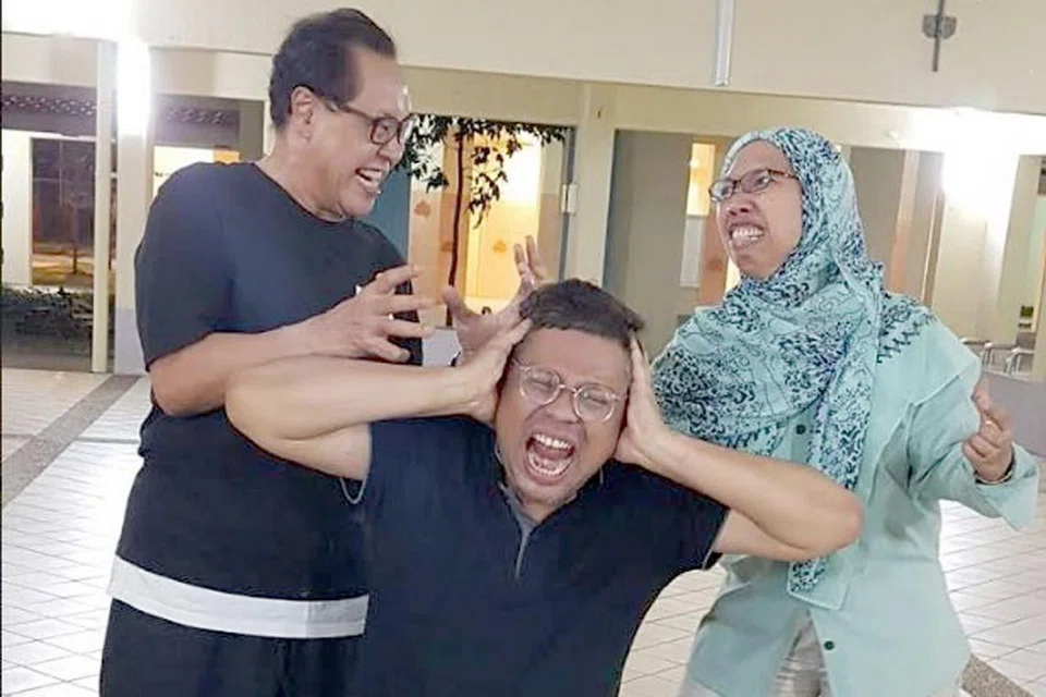 GABUNG UNTUK MENGHIBURKAN: Kumpulan Dolminamat yang dibintangi Ary Rahman, Junaidah Mohd Noor dan H.S. Razak. - Foto ARY RAHMAN