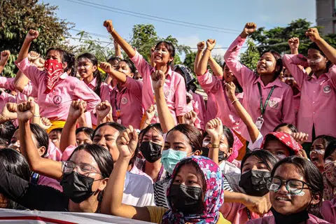 KEMBALI BERGOLAK: Para pelajar melakukan protes dan tunjuk  perasaan di ibu negeri Imphal, India, berhubung pembunuhan dua pelajar yang hilang pada Julai.