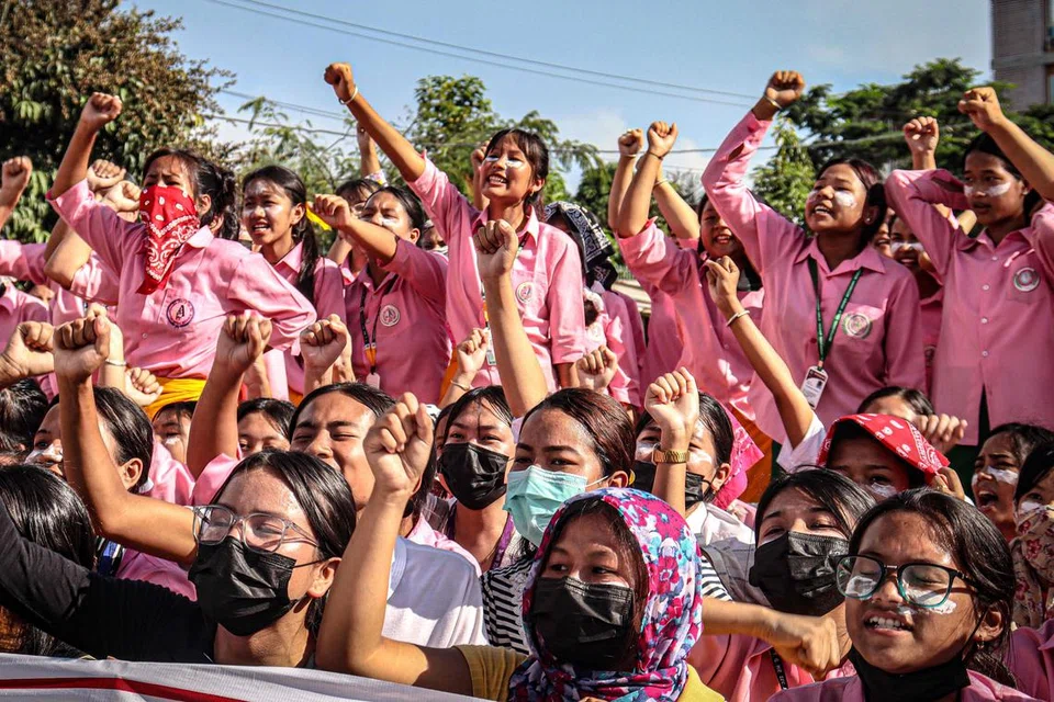KEMBALI BERGOLAK: Para pelajar melakukan protes dan tunjuk  perasaan di ibu negeri Imphal, India, berhubung pembunuhan dua pelajar yang hilang pada Julai.