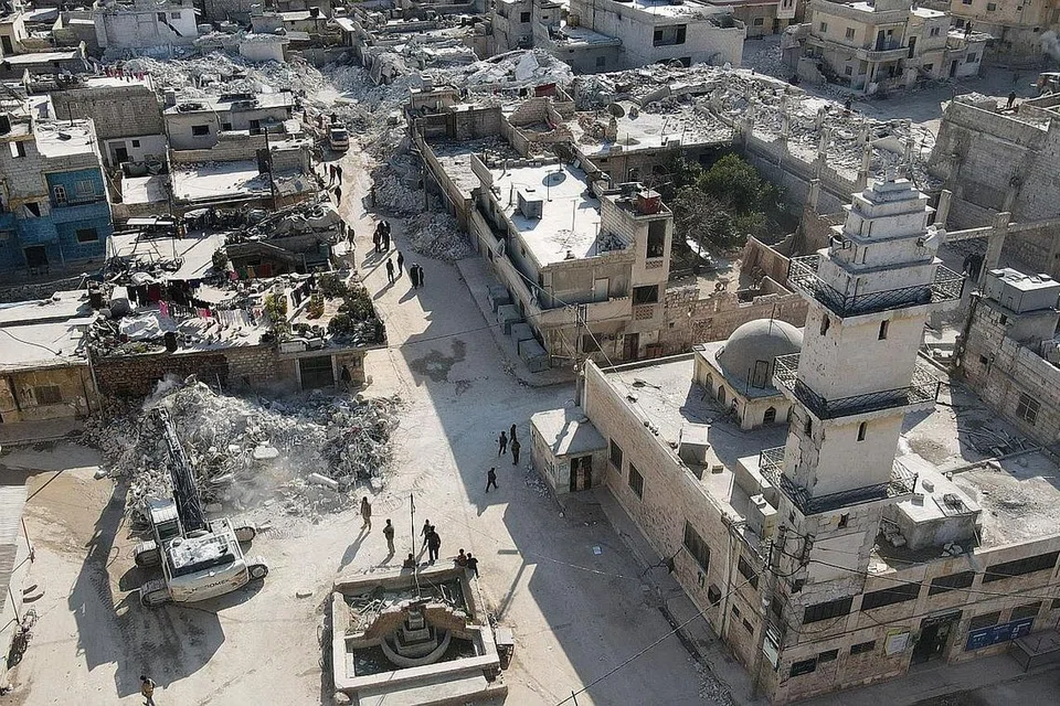 KEROSAKAN BESAR: Pemandangan dari udara menunjukkan kawasan di perkampungan Atarib yang dikuasai pemberontak Syria, di wilayah barat laut Aleppo, mengalami kerosakan besar akibat gempa bumi pada 6 Februari lalu. - Foto AFP 