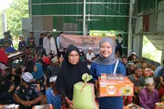 Cik Syasya Nadia Umairah Suhirwan (depan, kanan), 23 tahun, mengendalikan expedisi sukarela di Kemboja antara 20 Jun dengan 2 Julai 2023, untuk membantu kanak-kanak dan masyarakat yang memerlukan.