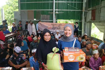 Cik Syasya Nadia Umairah Suhirwan (depan, kanan), 23 tahun, mengendalikan expedisi sukarela di Kemboja antara 20 Jun dengan 2 Julai 2023, untuk membantu kanak-kanak dan masyarakat yang memerlukan.