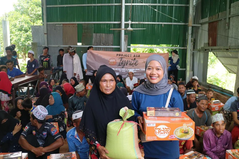 Cik Syasya Nadia Umairah Suhirwan (depan, kanan), 23 tahun, mengendalikan expedisi sukarela di Kemboja antara 20 Jun dengan 2 Julai 2023, untuk membantu kanak-kanak dan masyarakat yang memerlukan.