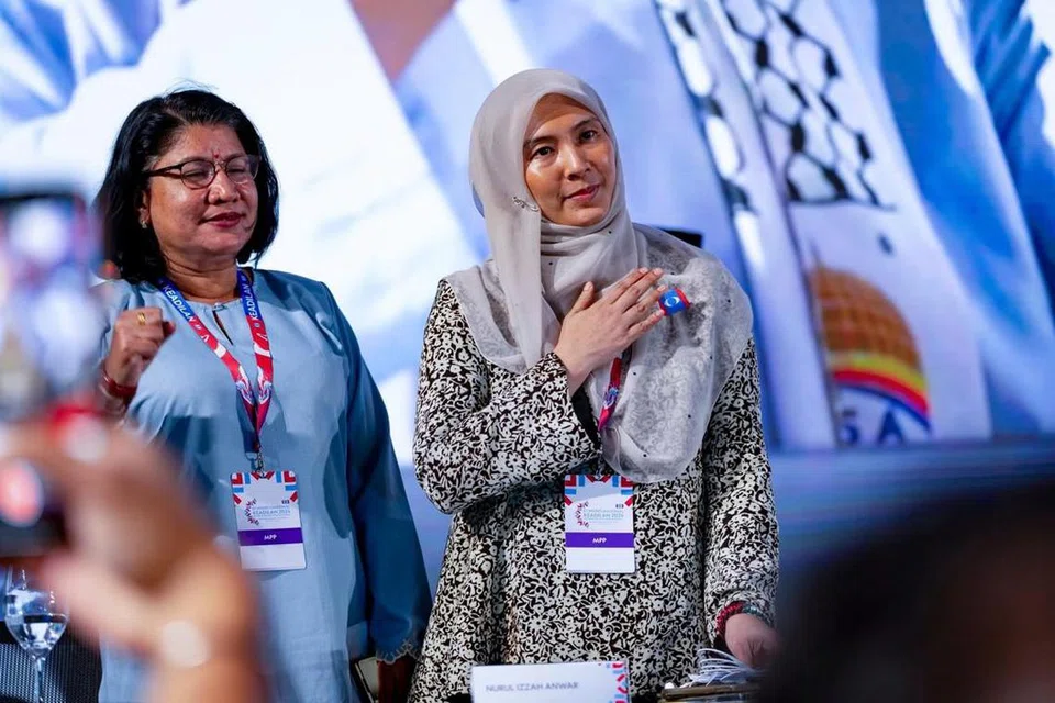 Cik Nurul Izzah (kanan), puteri sulung kepada pengasas dan Presiden Parti Keadilan Rakyat (PKR), Datuk Seri Anwar Ibrahim, diangkat sebagai Timbalan Presiden PKR yang baru semasa pemilihan pimpinan Pusat PKR 2025 pada 23 Mei.
