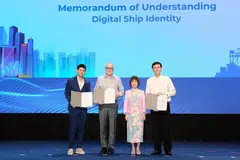 (Dari kiri) Pengarah Eksekutif Bunkerchain, Encik Vance Low; Naib Presiden S&P Global Market Intelligence, Encik Peter Tirschwell; Menteri Negara Kanan (Kemampanan dan Sekitaran merangkap Pengangkutan), Dr Amy Khor; dan Penolong Ketua Eksekutif (Industri dan Transformasi) MPA, Encik Kenneth Lim, pada majlis menandatangani satu Memorandum Persefahaman (MOU).