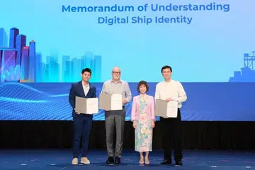 (Dari kiri) Pengarah Eksekutif Bunkerchain, Encik Vance Low; Naib Presiden S&P Global Market Intelligence, Encik Peter Tirschwell; Menteri Negara Kanan (Kemampanan dan Sekitaran merangkap Pengangkutan), Dr Amy Khor; dan Penolong Ketua Eksekutif (Industri dan Transformasi) MPA, Encik Kenneth Lim, pada majlis menandatangani satu Memorandum Persefahaman (MOU).