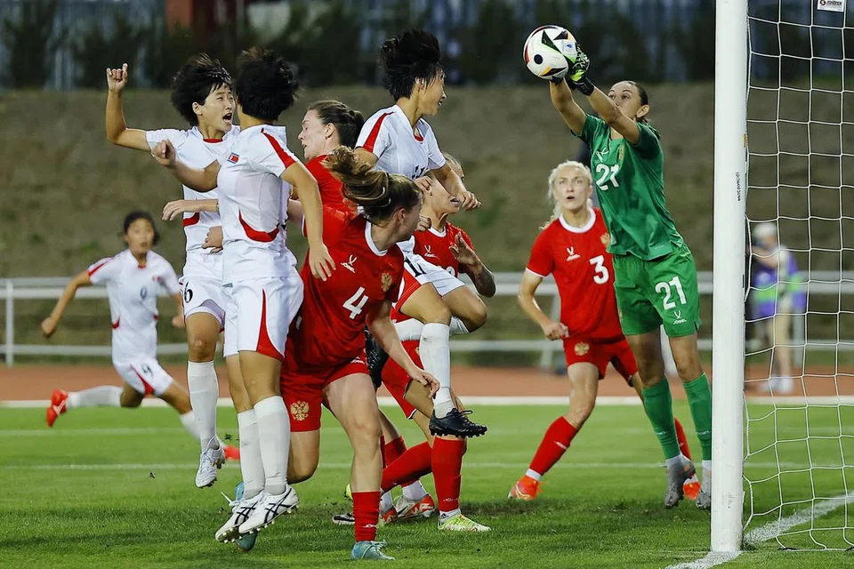 Pasukan bola sepak wanita Korea Utara (berjersi putih) menentang pasukan wanita Russia dalam satu perlawanan persahabatan di Stadium Moskvich di Moscow pada Julai. Bermain dalam pasukan nasional  bermakna mereka dapat ke luar negara, sedangkan rakyat Korea Utara yang lain tidak dibenarkan meninggalkan negara tanpa kebenaran pemerintah. 