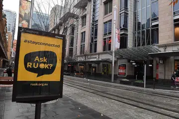 SEPI DAN LENGANG: Keadaan di jalanan di pusat bandar Sydney, Australia, semalam. Lebih lima juta orang di kawasan Greater Sydney dan sekitarnya menjalani perintah sekatan 14 hari sedang pihak berkuasa kesihatan berusaha membendung penularan Covid-19. - Foto EPA-EFE