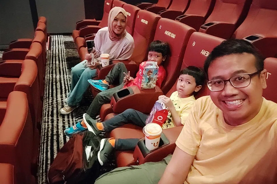 KEGIATAN BERSAMA: Penulis, Encik Norman Sawi (kanan) bersama isteri, Cik Nadiah Shahjohan dan dua anak mereka, Danial (dua dari kiri) dan Harris. 