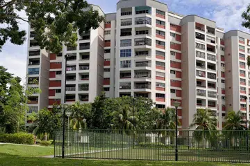 TAMPINES COURT: Bekas estet HUDC ini dibina pada 1980-an dan diswastakan pada 2002. Ia memiliki 14 blok yang terdiri daripada 432 maisonet dan 128 apartmen. - Foto THE STRAITS TIMES