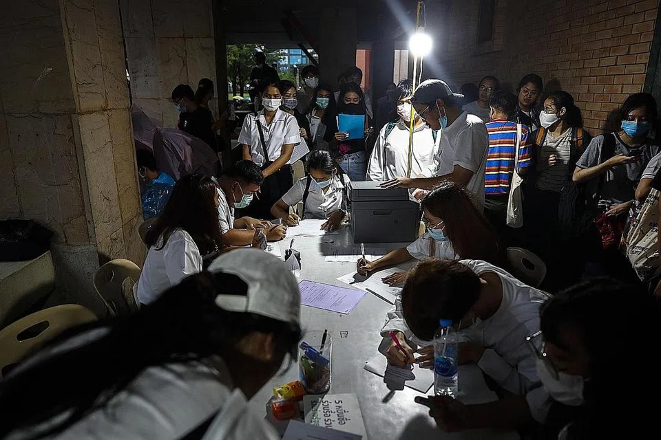 KESEPAKATAN: (Gambar atas) Pelajar di Universiti Srinakharinwirot di Bangkok, Thailand, menandatangani petisyen bagi meminda perlembagaan. - Foto-foto EPA-EFE 